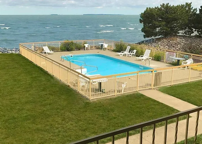 Clinton Inn & Suites